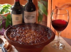 plat de cassoulet et vin rouge