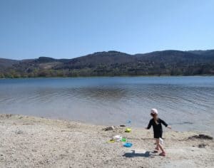 fillette bord du lac