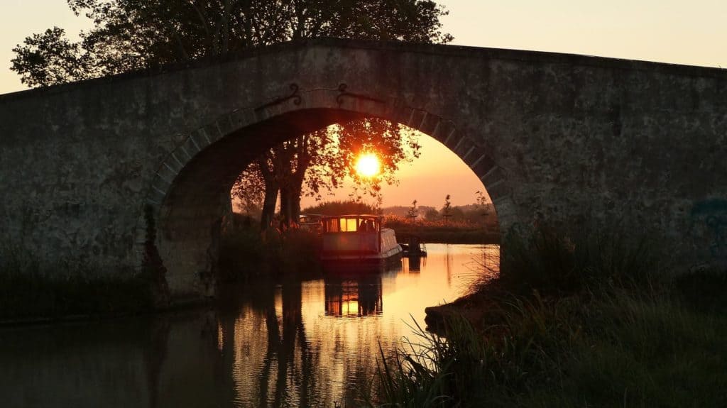 Camping bord de canal coucher de soleil