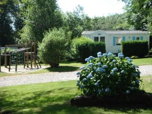 Mobil home et jeux enfants, camping fleuri